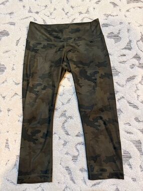 Lululemon camo green women’s Capri length leggings size 6 EUC